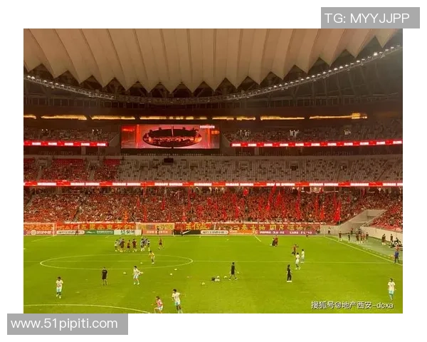 街头偶遇足球巨星球迷们纷纷围观合影留念